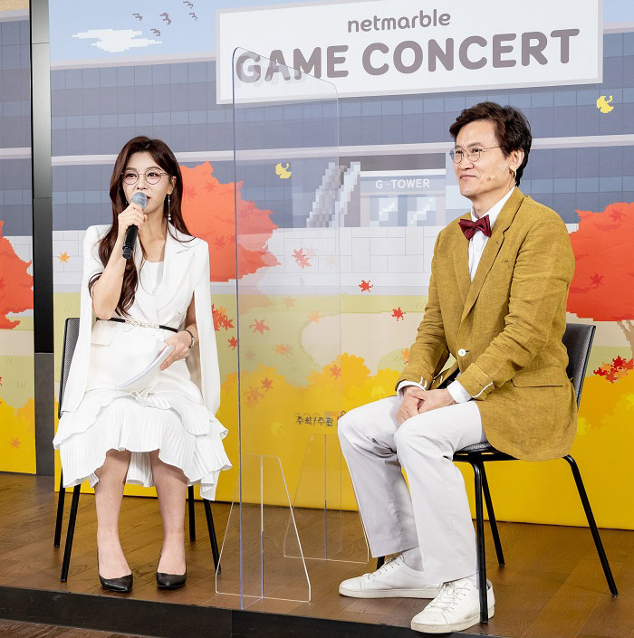 제14회 넷마블 게임콘서트에서 사회자 김수현 아나운서(왼쪽)와 김명주 교수가 질의응답을 진행 중이다. (사진=넷마블)
