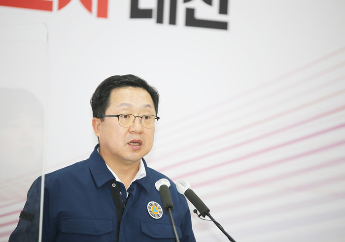 28일 오후 대전시청 기자브리핑실에서 이장우 대전시장이 현대아울렛 화재사고에 대한 피해자 지원대책과 수습계획을 발표하고 있다.(사진=대전시)