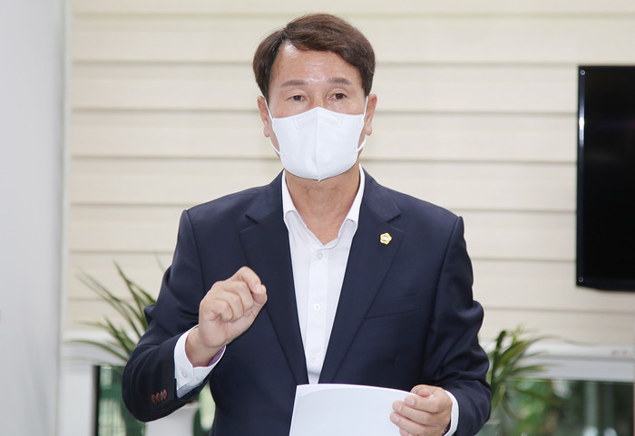 28일 대전시의회 기자실에서 이상래 대전시의회 의장이 현대아울렛 화재와 관련, 피해 지원 등에 대한 입장을 밝히고 있다.(사진=대전시의회)