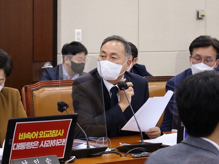 더불어민주당 김원이(목포시)의원이 조규홍 보건복지부 장관 후보자 청문회에서 질의를 하고 있다.