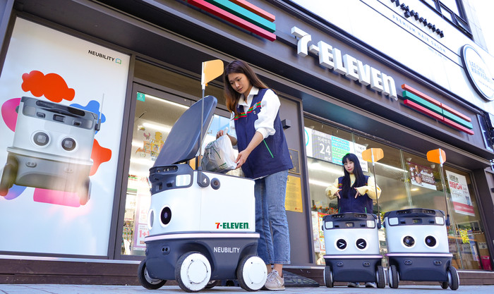세븐일레븐은 서울 방배동 소재 주요 점포 3곳에서 다수의 로봇 배달 시범 사업에 나섰다. (사진=코리아세븐)