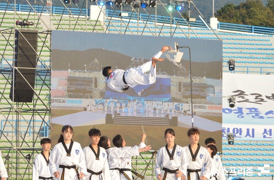 한국체육대학교 학생들이 태권도 격파 퍼포먼스를 선보이고 있다.(사진=박성민기자)