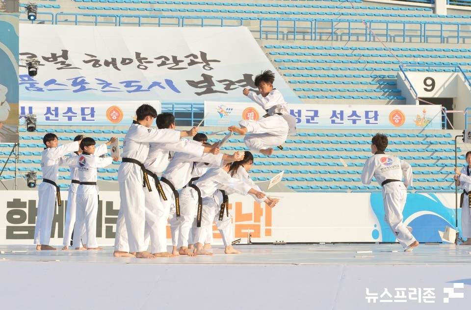 한국체육대학교 학생들이 태권도 격파 퍼포먼스를 선보이고 있다.(사진=박성민기자)
