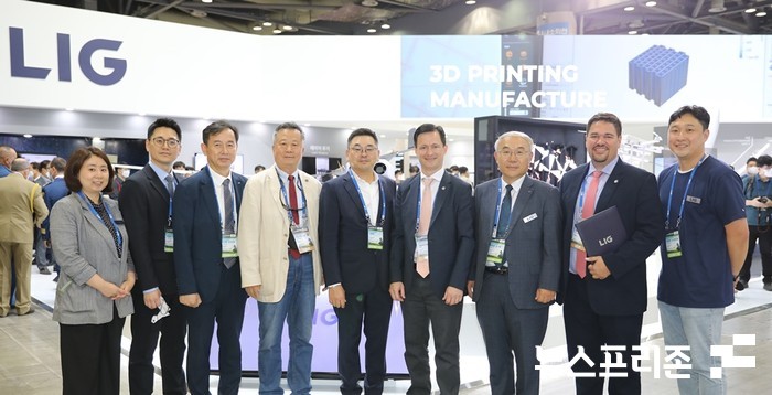 LIG넥스원은 지난 23일 대한민국 방위산업전(Defence Expo Korea 2022)에서 금속 3D프린팅 안테나 분야의 글로벌 업체인 옵티시스(OPTISYS)와 ‘방산·항공우주 분야의 금속 3D프린팅 기술 업무협약(MOU)’을 체결했다.(사진=LIG넥스원)