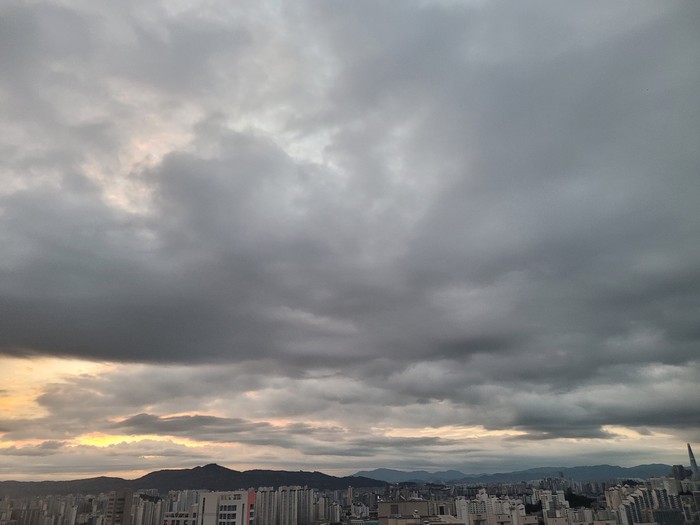 구름이 잔뜩끼어있는 서울 하늘 모습