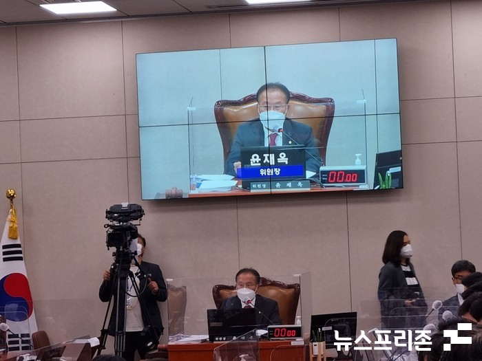 윤재옥 외교통일위원장이 4일 오후 2시 10분 국정감사를 재개하고 있다.(사진=최문봉 기자)