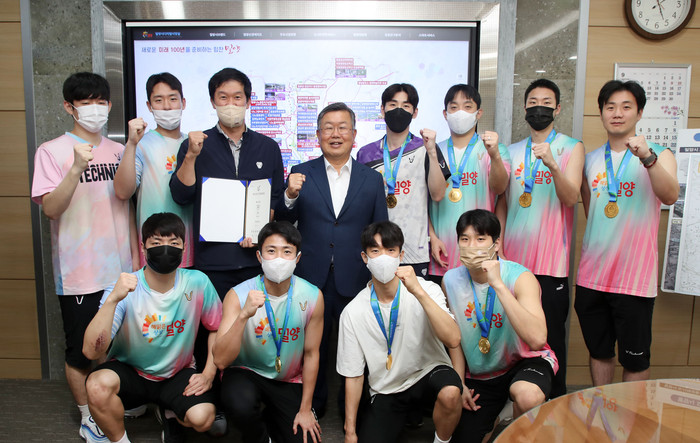 제103회 전국체육대회에서 우승한 밀양시청 배드민턴 팀 선수들이 박일호 시장과 우승기념 단체 사진을 찍고 있다. ⓒ밀양시