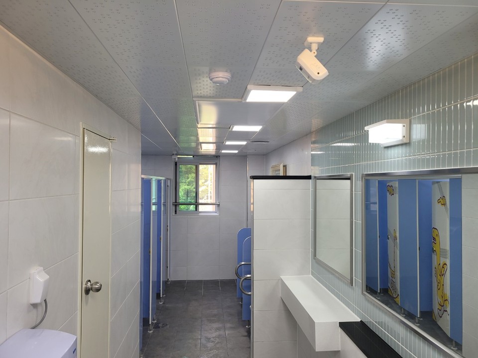 대전서부교육지원청이 총사업비 67억 원을 투입해 노후된 화장실을 새롭게 조성한 모습.(사진=대전서부교육지원청)