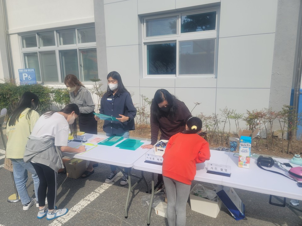대전동부교육지원청 위(Wee) 센터가 6일 대전흥룡초등학교 학생과 교사를 대상으로 ‘학교로 찾아가는 생명존중 길거리상담’을 실시했다.(사진=대전동부교육지원청)