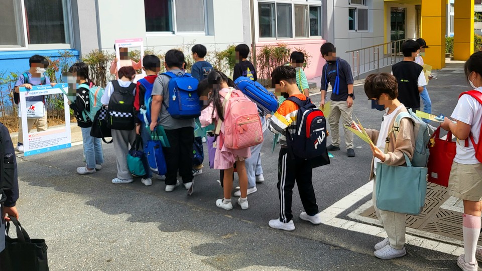 대전동부교육지원청 위(Wee) 센터가 6일 대전흥룡초등학교에서 학생과 교사를 대상으로 진행한 ‘학교로 찾아가는 생명존중 길거리상담’ 모습.(사진=대전동부교육지원청)