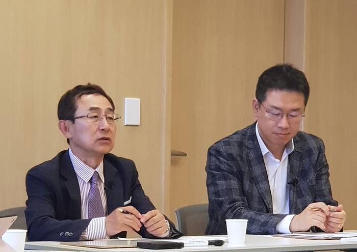 동의대 부동산대학원 강정규 교수(왼쪽)와 부동산서베이 이영래 대표