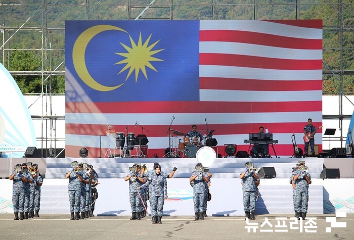 2022 계룡세계군문화엑스포 개막 이후 세계 군악·의장 콘서트에서 열정적인 공연을 보여준 말레이시아 군악대는 14일 마지막으로 공연한다.(사진=이기종 기자)