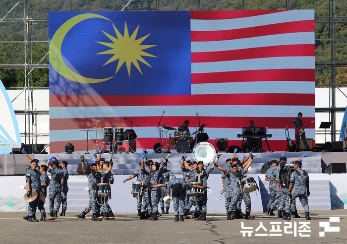 2022 계룡세계군문화엑스포 개막 이후 세계 군악·의장 콘서트에서 열정적인 공연을 보여준 말레이시아 군악대는 14일 마지막으로 공연한다.(사진=이기종 기자)
