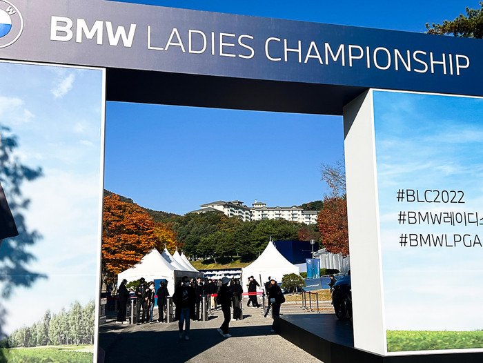 BMW 레이디스 챔피언십 1라운드 경기를 보기 위한 많은 갤러리들이 입장하고 있다.