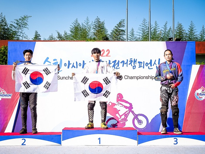 대회 2일차 남자 주니어 다운힐 경기에서 한국 주니어 대표팀이 1~2위를 차지했다(1위 전도현, 2위 김준혁, 3위 칭운 간조릭)