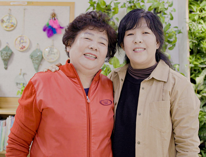 39년동안 3대(代)째 선행 중인 이이순 씨(왼쪽)와 딸 김현미 씨. (사진=LG)