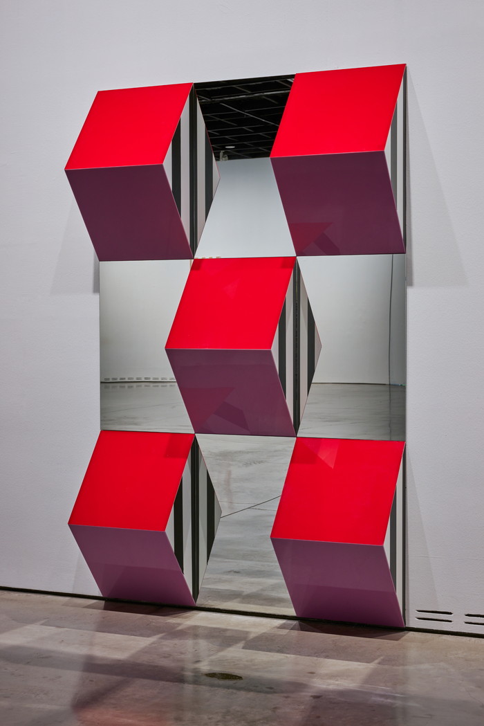 다니엘  뷔렌 ' 5개의 레드와 바이올렛 이등변으로 된 각기둥'(2015, 목재, 거울, 플렉시글라스, 블랙시트, 접착제)