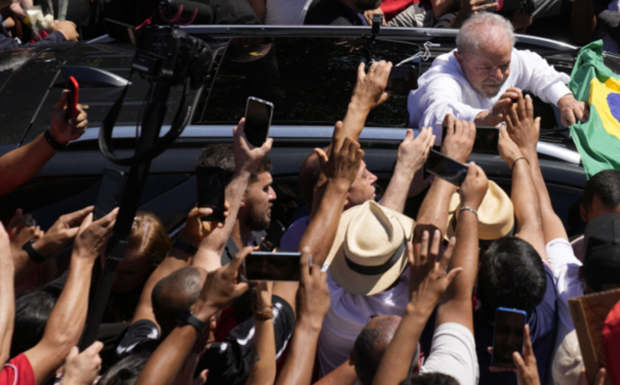 브라질 역사상 대통령 선거 3선에 성공한 룰라 전 브라질 대통령이 유권자들과 손을 잡고 있다.(사진=연합뉴스)