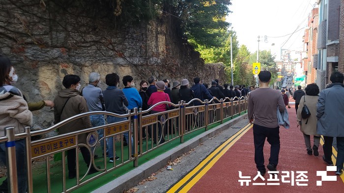 10월 29일 오후 2시경 수정초등학교 교문으로 들어가는 주민 행렬 (사진=김승지 기자)