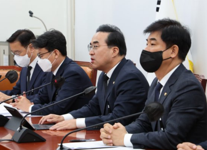 더불어민주당 박홍근 원내대표(오른쪽 첫번째)가 3일 오전 국회에서 열린 정책조정회의에서 발언하고 있다.(사진= 연합뉴스)