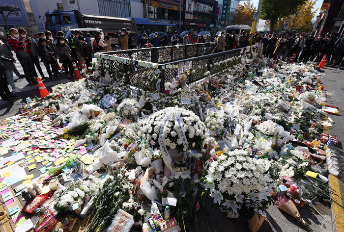 2일 오후 서울 용산구 이태원역 1번 출구 앞 핼러윈데이 사고 희생자 추모공간에서 희생자들을 기리기 위한 국화꽃 등이 놓여 있다
