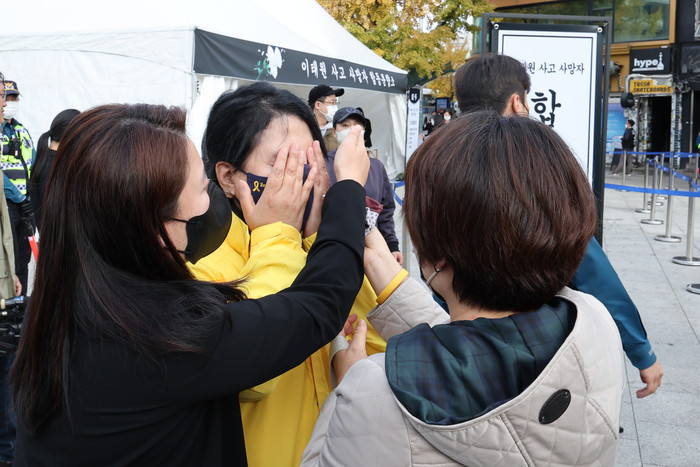 31일 오후 서울 용산구 녹사평역광장에 설치된 이태원 사고 사망자 합동분향소를 찾은 '4.16세월호참사가족협의회' 유가족이 분향을 마친 뒤 눈물을 흘리고 있다.