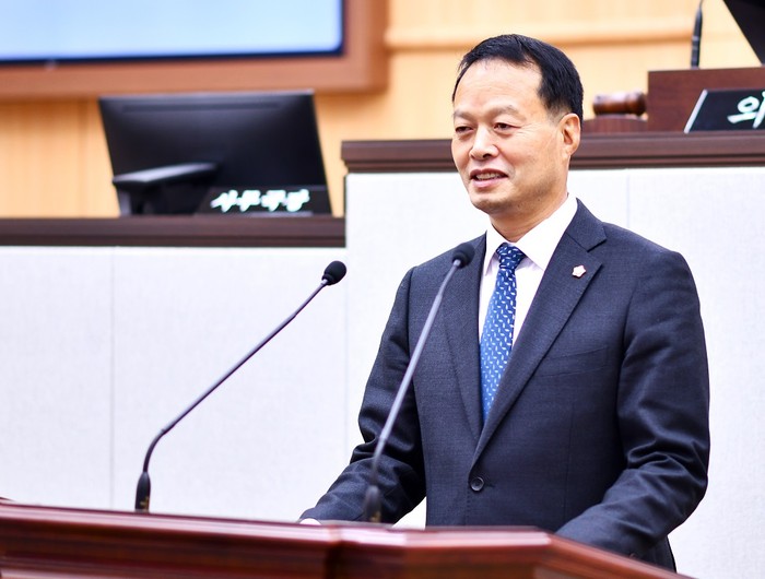 송하진 의원이 여수시의회 제225회 정례회에서  10분 발언을 하고 있다.