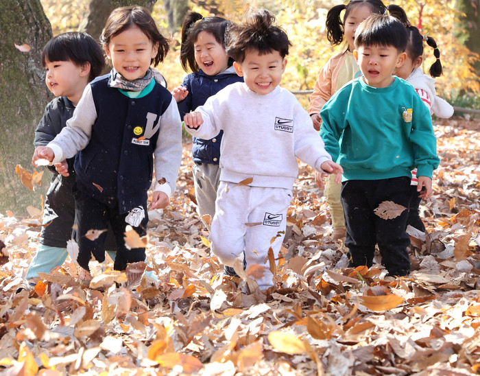 함양 성민어린이집 아이들이 낙엽을 밟으며 늦가을 정취를 만끽하고 있다.
