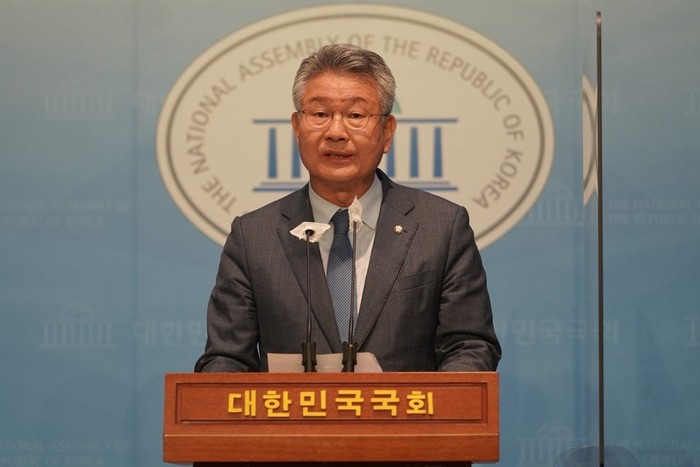 김회재 의원이 9일 국회 소통관에서 「노후 국가산단 특별법」 발의 기자회견을 열고 있다.