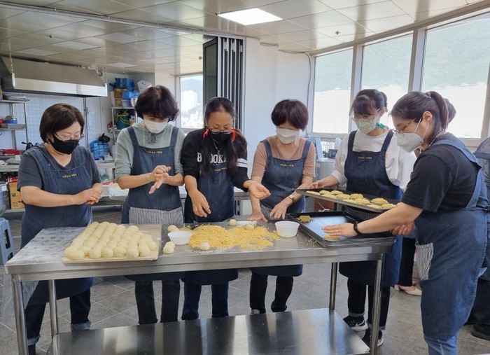 자원봉사 페스티벌 먹거리 나눔을 위해 음식을 마련하고 있는 자원봉사자들