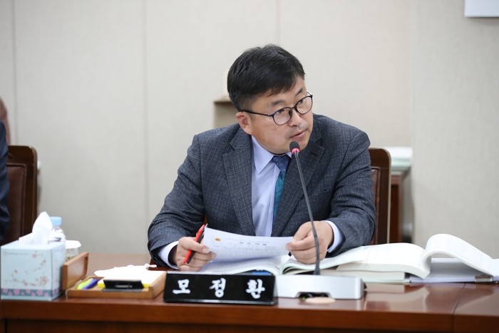 모정환 의원 (더불어민주당, 함평)의 행정사무감사 모습