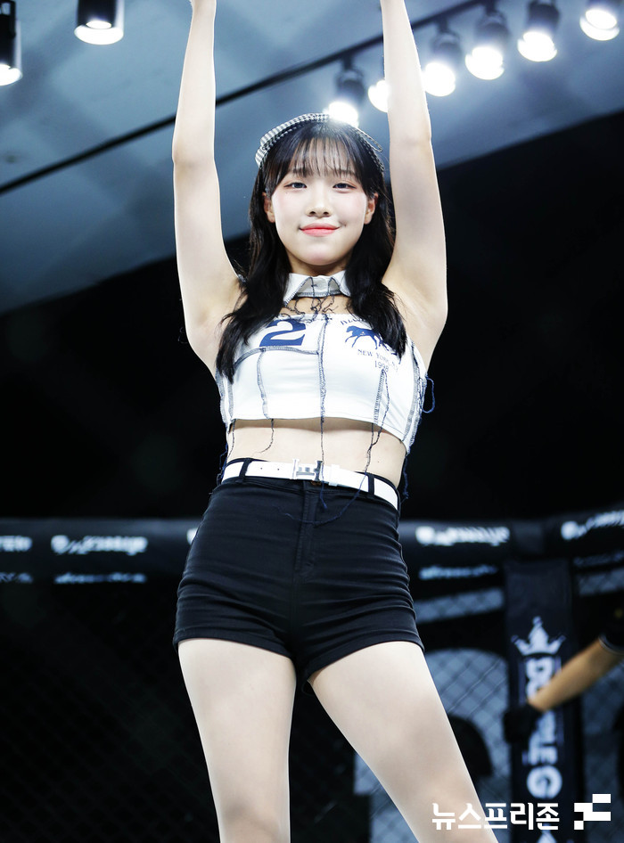 [NF포토] 하이큐티 윤정, ‘오늘은 라운드걸로~’(더블지FC 14)