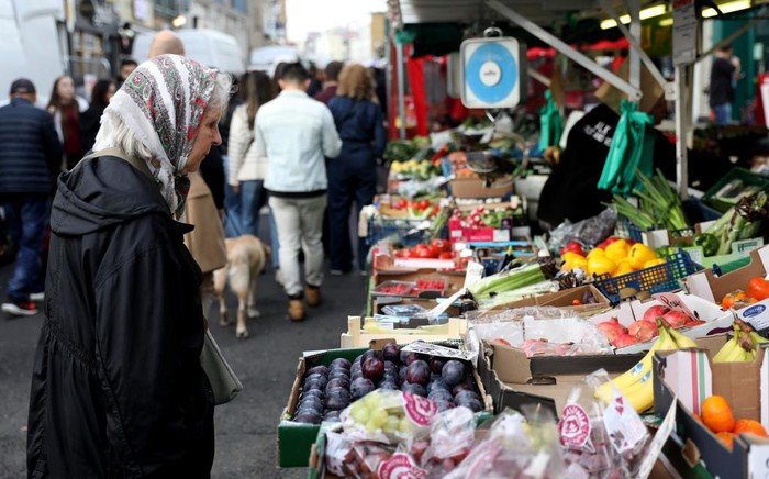 지난달 22일 한 여성이 영국 런던의 포토벨로 마켓에서 과일과 채소를 구매하고 있다. (사진/신화통신)