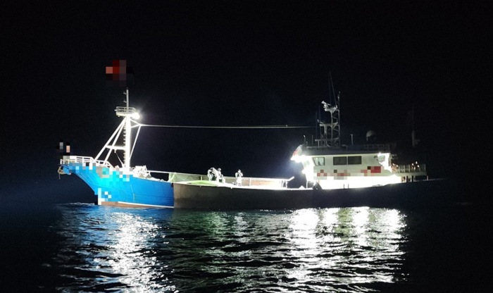 목포해경이 우리측 해역에서 제한조건을 위반한 중국 어선에 대해 검문 검색을 실시하고 있다.