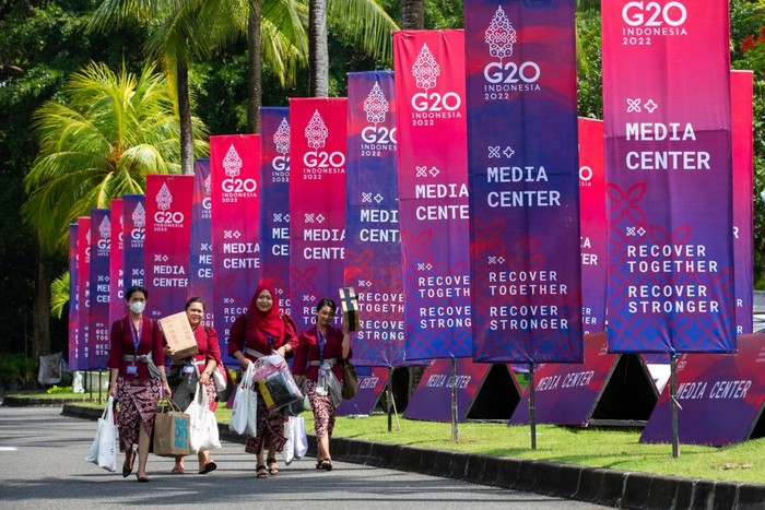 지난 13일 인도네시아 발리에서 열린 17차 주요 20개국(G20) 정상회의 포스터. (사진/신화통신)