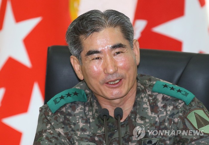 새 정부 대통령경호처장에 내정된 김용현 전 합동참모본부 작전본부장은 대통령 집무실 용산 이전을 주도한 3성 장군 출신 인사다. 육군사관학교 38기로 임관해 수방사령관과 합참 작전본부장 등 요직을 역임하며 한때 유력한 합참의장 후보로 거론되기도 했지만 2017년 중장을 끝으로 군복을 벗었다. 윤 당선인의 충암고 1년 선배로, 지난해 8월 대선 경선 당시 윤 후보 캠프의 외교·안보 정책자문단에 합류했다. 대선 이후 대통령직인수위원회 청와대 이전 태스크포스(TF)에서 활동하며 대통령 집무실을 용산 국방부 청사로 옮기는 결정을 이끌었다.