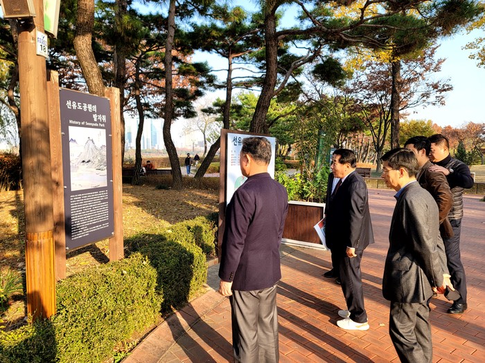 나동연 양산시장이 지난 17일 서울 여의도 인근 선유도공원에서 각종 친수시설 등을 둘러보고 있다. ⓒ양산시