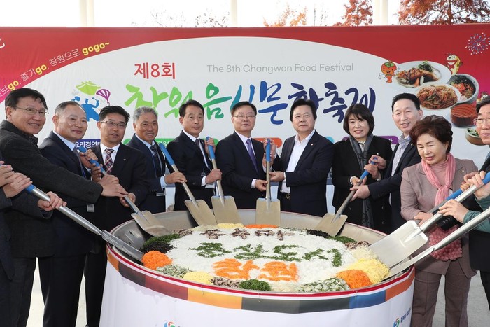 지난 19일 용지문화공원에서 개최된 ‘제8회 창원음식문화축제’에서 참석자들이 미더덕비빔밥 퍼포먼스를 하고 있다. (사진=창원시)