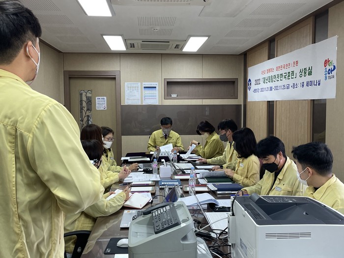김해교육지원청이 21일 재난대응 안전한국훈련에서 사고수습 본부의 대응 방법에 대해 토론하는 훈련을 하고 있다. ⓒ김해교육지원청