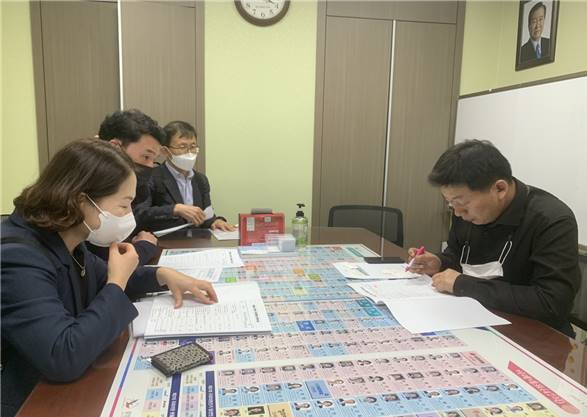 부울경 3개 시도 기획조정실장이 지난 18일 김두관 의원실을 방문해 부울경 협력사업 국비 지원을 건의하고 있다.