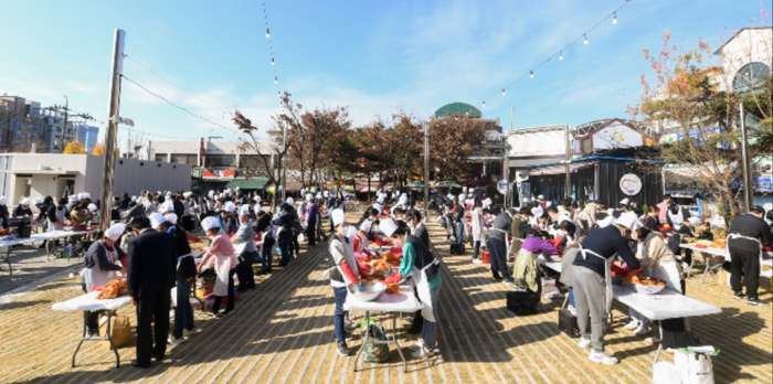 오산시는 전통시장인 오색시장에서  20일‘제3회 오색 김장대잔치’행사를 개최했다.(사진=오산시)