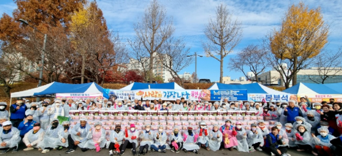한국자유총연맹 평택시지회는 ‘2022년 사랑의 김장 나눔 봉사’를 평택시청 앞 광장에서 지난 20일 진행했다.(사진=평택시)