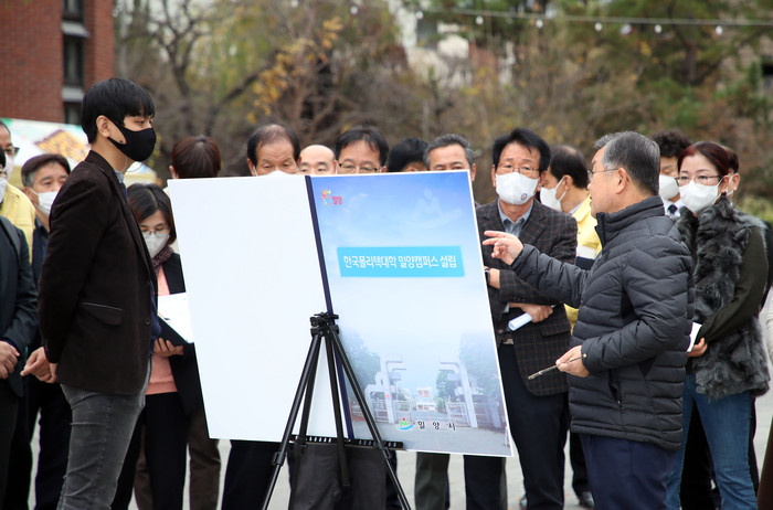 지난 22일 박일호 밀양시장과 간부공무원들이 밀양아리랑수목원에서 현장간부회의를 개최하고 있다. (사진=밀양시)
