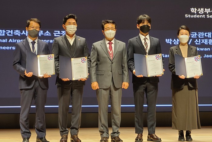 한화 건설부문 김창복 상무(왼쪽에서 두번째)가 BIM AWARDS 최우수상 수상 후 기념사진을 촬영하고 있다. (사진=한화)