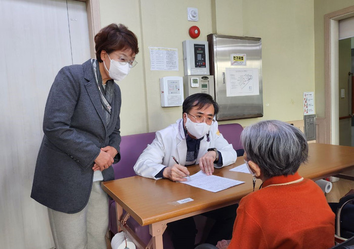 23일 대전복지장기요양센터에서 입소자와 종사자를 대상으로 방문접종을 실시하고 있다.(사진=유성구)