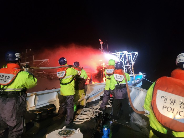 24일 새벽 0시 20분쯤 충남 태안군 북격비도 인근 해상에서 조업 중이던 24톤 어선 기관실에서 불이 나 4시간만에 꺼졌다.(사진=태안해양경찰서)