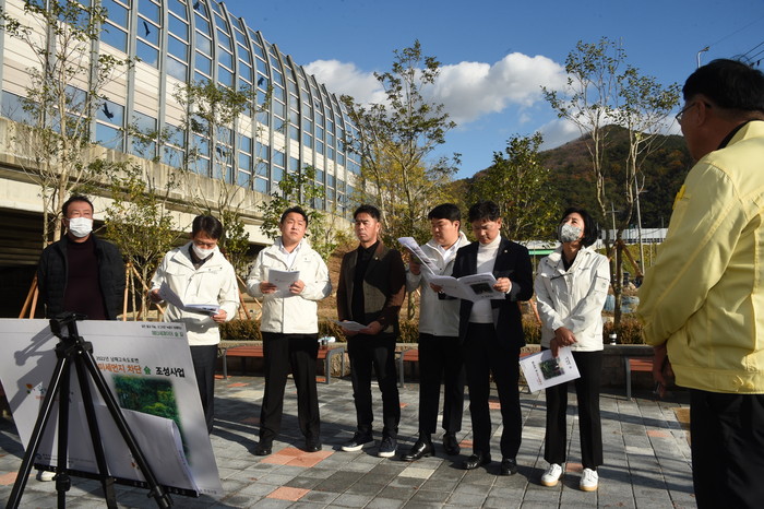 지난 23일 김해시의회 도시건설위원회 위원들이 미세먼지차단숲 조성사업지에 대한 현장점검을 하고 있다. ⓒ김해시의회