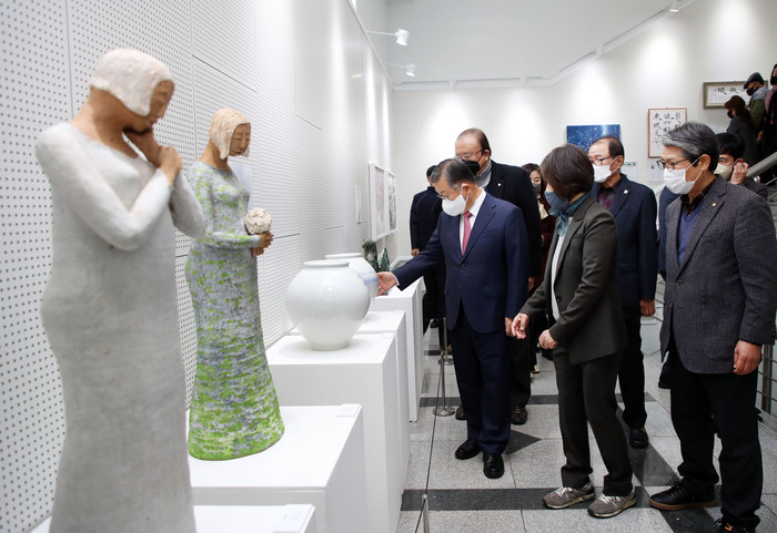 박일호 밀양시장과 참석내빈들이 24일 개최된 밀양시청 갤러리 개관식에서 전시 작품들을 있다. ⓒ밀양시