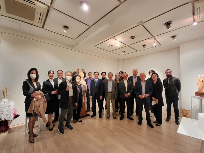 일본 도쿄 세호(Seiho) 갤러리에서 열린 '2022 K-Sculpture 한국∙일본 교류전' 개막식에 참석한 크라운해태제과 윤영달 회장(우측 5번째)과 일본가루비 이토 슈지 대표이사(우측 11번째)가 한일 조각가, 미술관계자들의 모습 (사진=크라운해태제과)