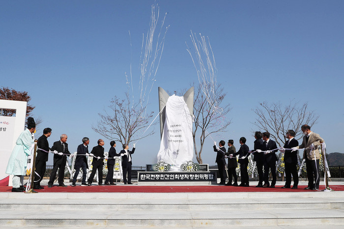 지난 26일 ‘한국전쟁 민간인희생자 위령탑’ 제막식을 개최하고 하고 있다. ⓒ창원시